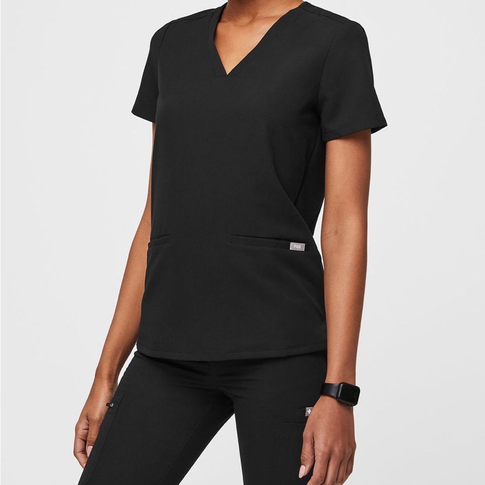 Casma M 3 Pocket Scrub Top